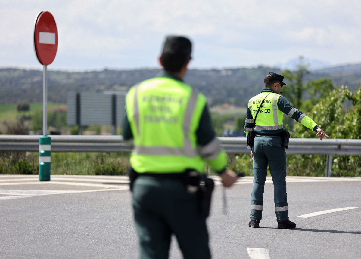 EuropaPress 4415966 dos agentes guardia civil control trafico kilometro 34 a 1 dia comienza