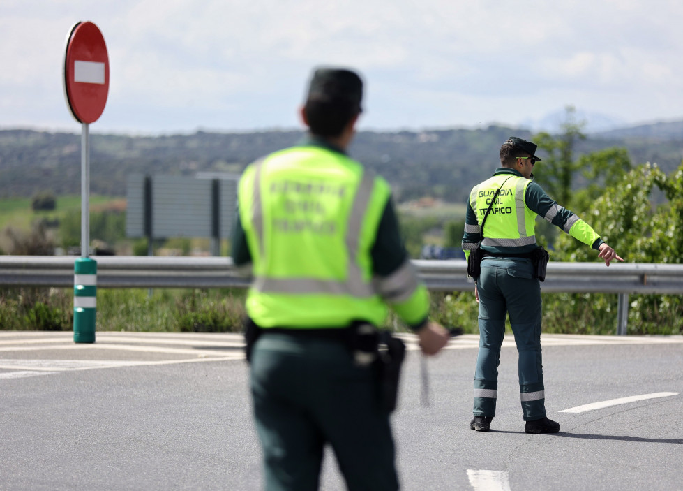 EuropaPress 4415966 dos agentes guardia civil control trafico kilometro 34 a 1 dia comienza