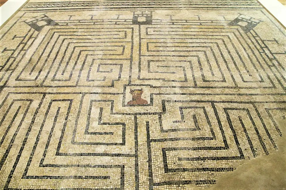 Mosaico del minotauro en las antiguas ruinas romanas de conimbriga portugal 424337648