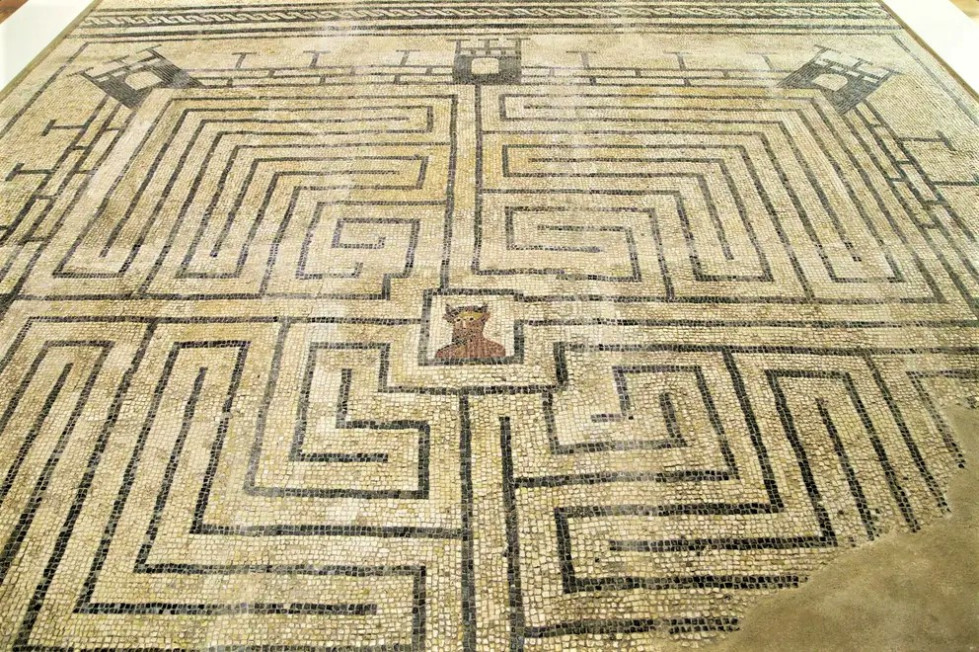 Mosaico del minotauro en las antiguas ruinas romanas de conimbriga portugal 424337648
